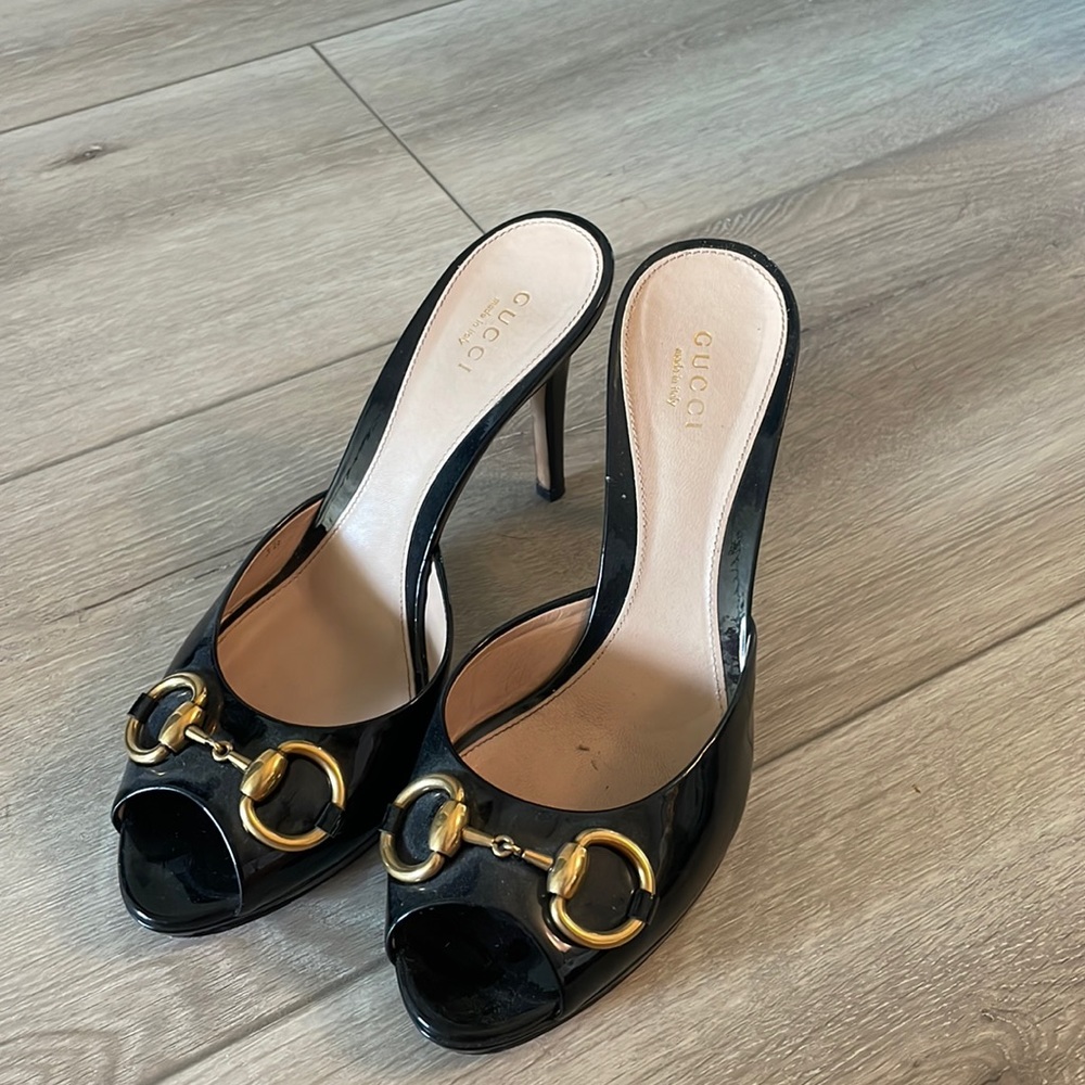 Gucci heels - black - gold buckle - from Italy